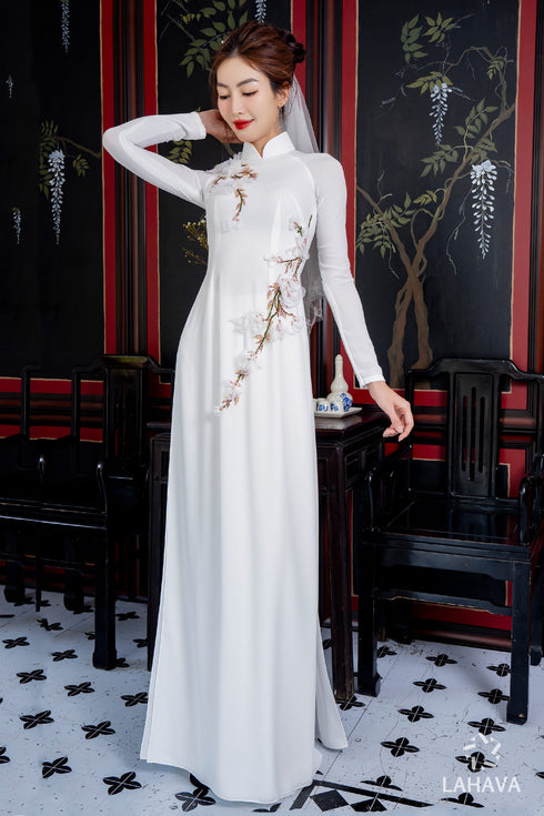 Elegant traditional bridal ao dai with 3d floral