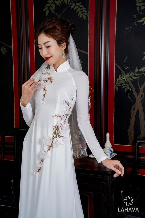Elegant traditional bridal ao dai with 3d floral