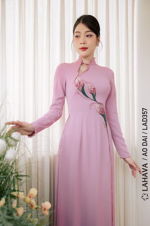 Elegant Ao dai features delicate Arum flower beadwork