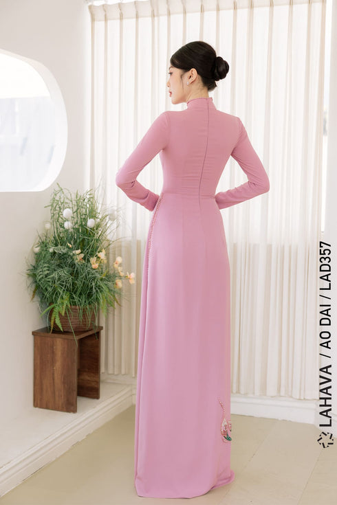 Elegant Ao dai features delicate Arum flower beadwork