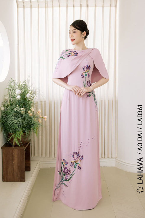 Delicate Áo dài inspired by Iris flower patterns