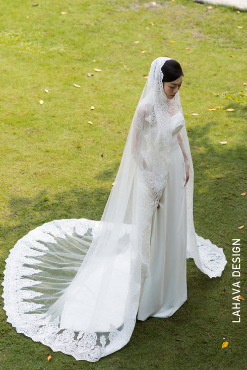Minimalist Bridal Áo Dài with Sheer Lace Sleeves