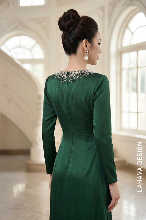 Elegant Emerald Green Evening Áo Dài with Intricate Beading