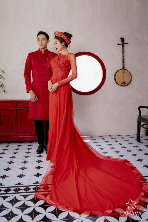 Red couple wedding ao dai with the long train