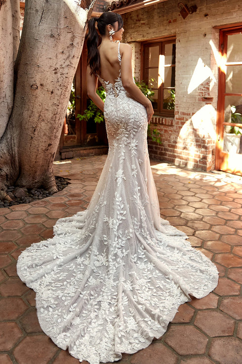 Stunning spacking lace wedding dress with V-neckline