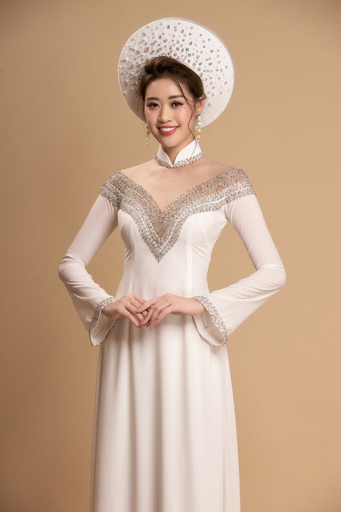 White impressive wedding couple ao dai