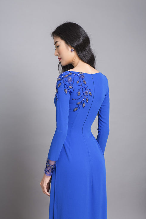 Elegant scoop neck with beading